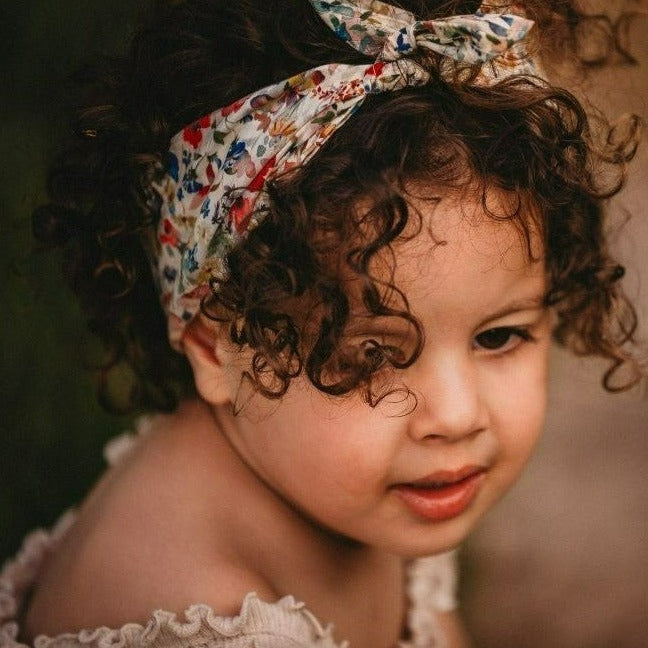 Bandeau voor baby's / kinderen met een strik op het hoofd.