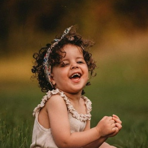 Bandeau voor baby's / kinderen met een strik op het hoofd.