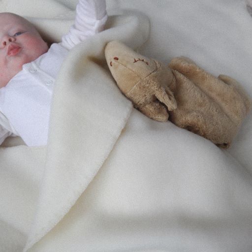 Wolfleece babydeken in de kleur naturel van het merk Engel Natur.