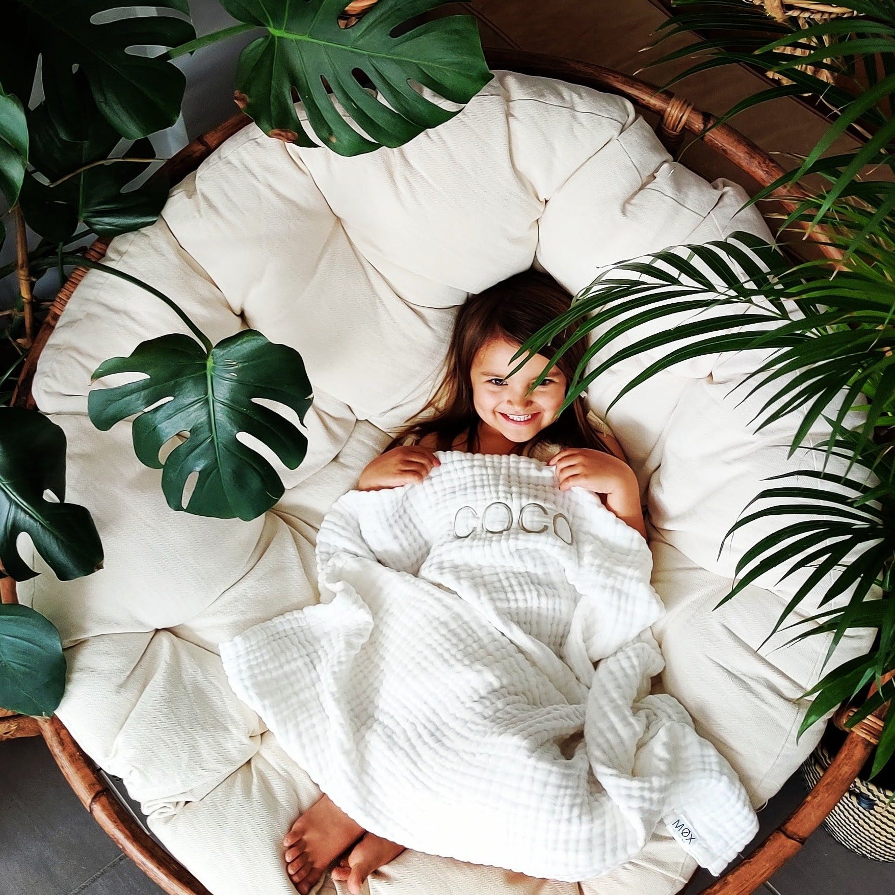 Luchtige witte doek gepersonaliseerd met naam voor baby's.