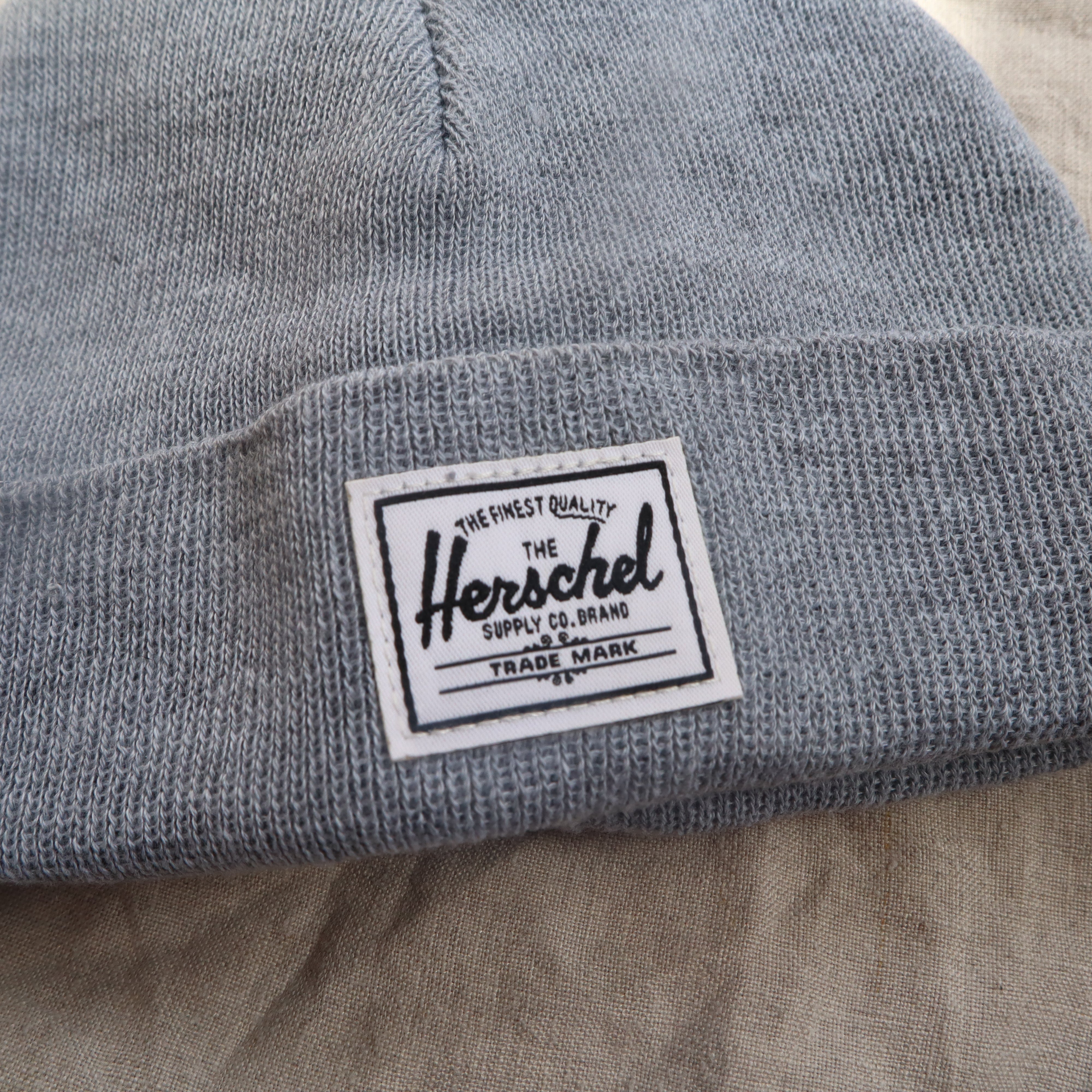 Beanie muts voor baby's in de kleur grijs van Herschel.