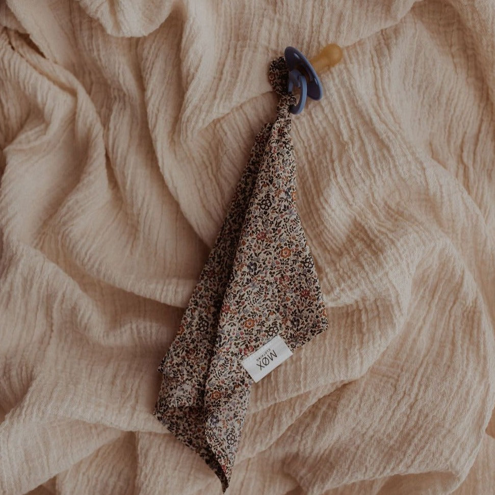 Speendoek gemaakt van Liberty Londen stof met floral print voor baby's.