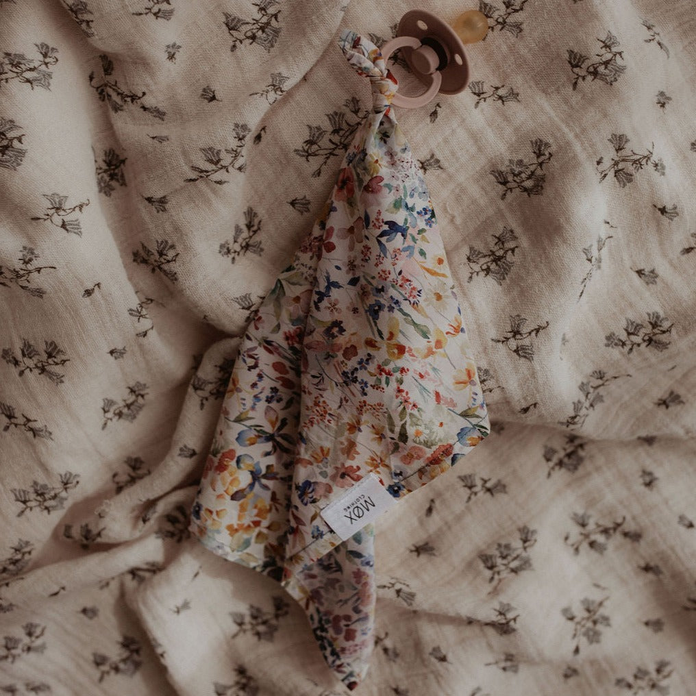Speendoek gemaakt van Liberty Londen stof met floral print voor baby's.