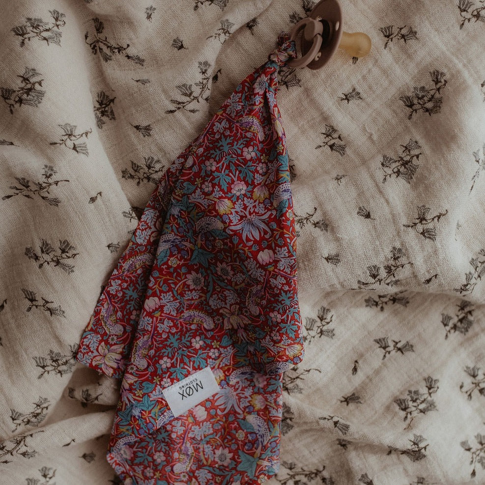 Speendoek gemaakt van Liberty Londen stof met floral print voor baby's.