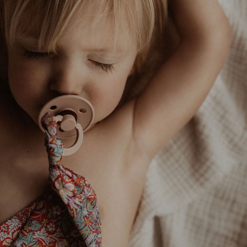 Speendoek gemaakt van Liberty Londen stof met floral print voor baby's.