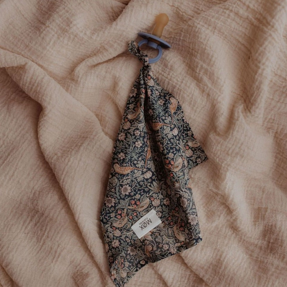 Speendoek gemaakt van Liberty Londen stof met floral print voor baby's.