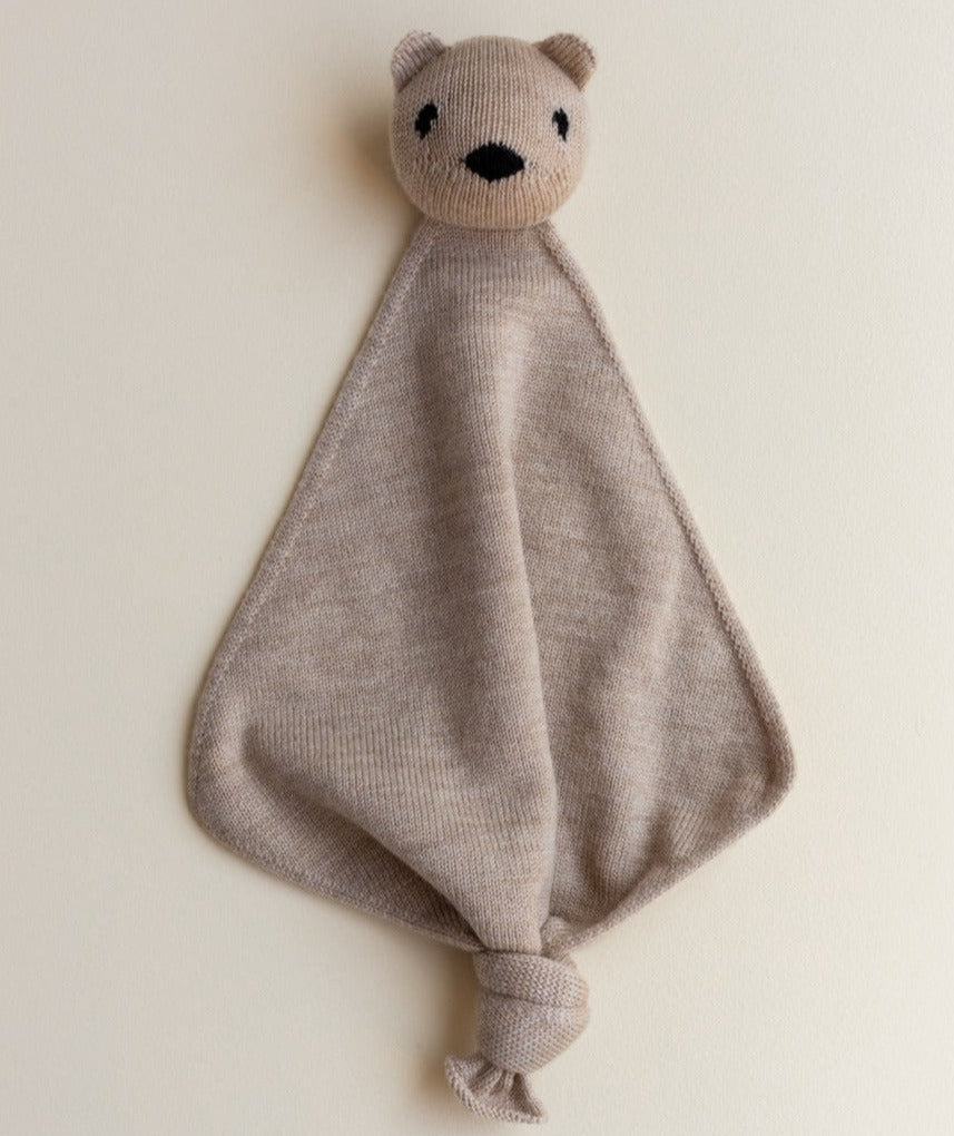 Gebreid speendoekje voor baby's in de kleur Sand van HVID. Gebreid speendoekje voor baby's in de kleur Sand van HVID van voren.