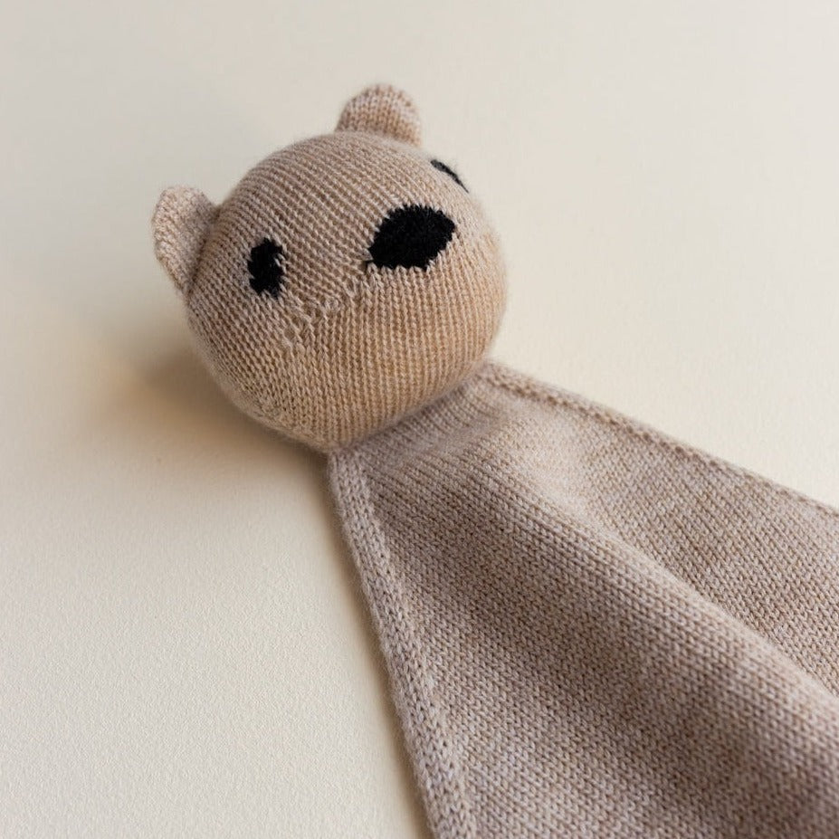 Gebreid speendoekje voor baby's in de kleur Sand van HVID. Gebreid speendoekje voor baby's in de kleur Sand van HVID ingezoomd hoofd.