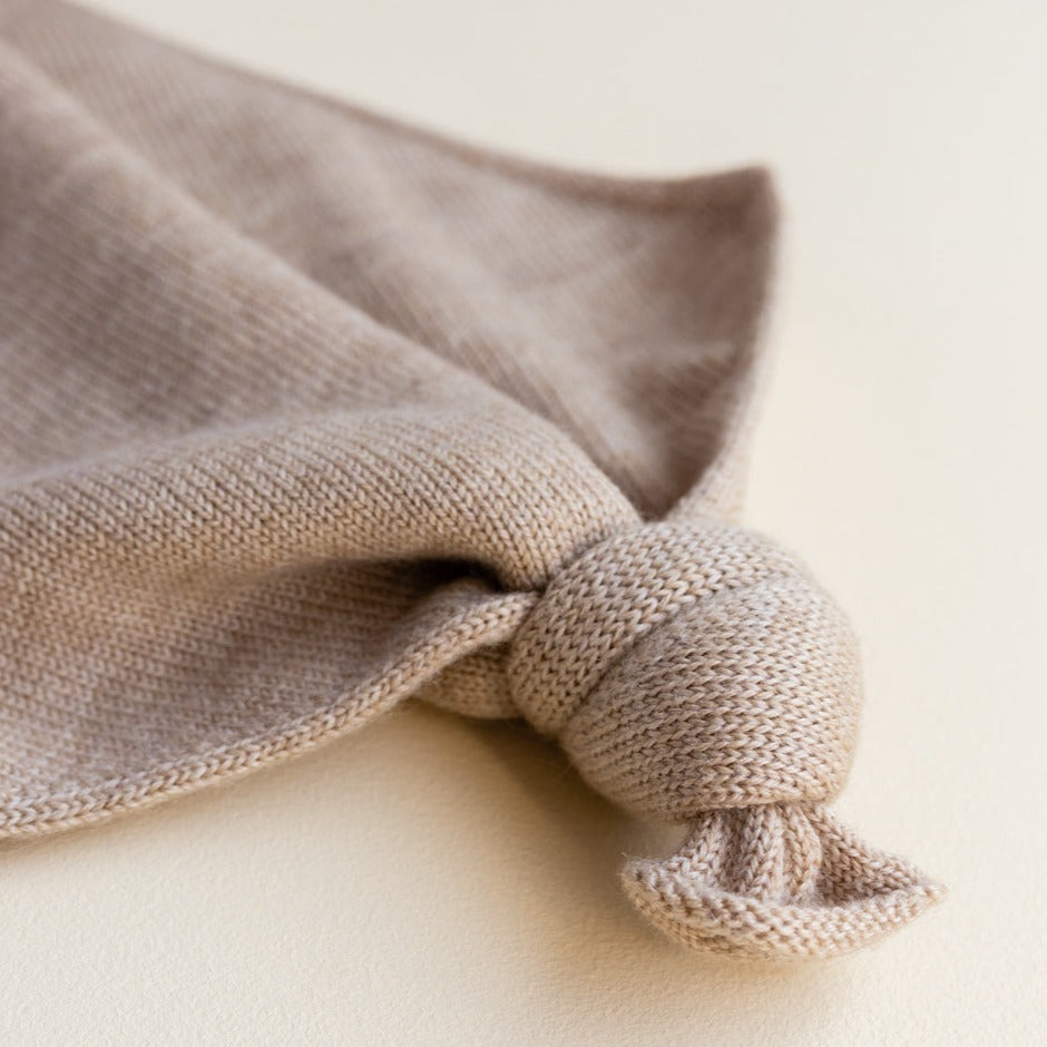 Gebreid speendoekje voor baby's in de kleur Sand van HVID. Gebreid speendoekje voor baby's in de kleur Sand van HVID ingezoomd knoop.