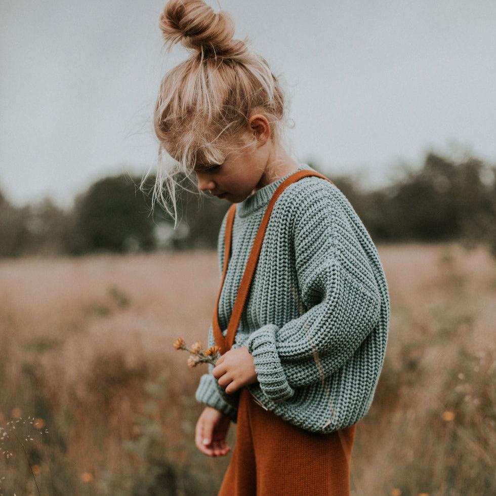 Gebreide broek met bretels voor kinderen in de kleur donkerbruin van Yuki.