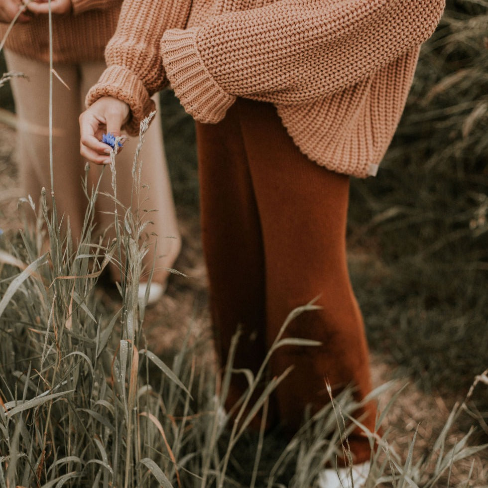 Gebreide broek met bretels voor kinderen in de kleur donkerbruin van Yuki.