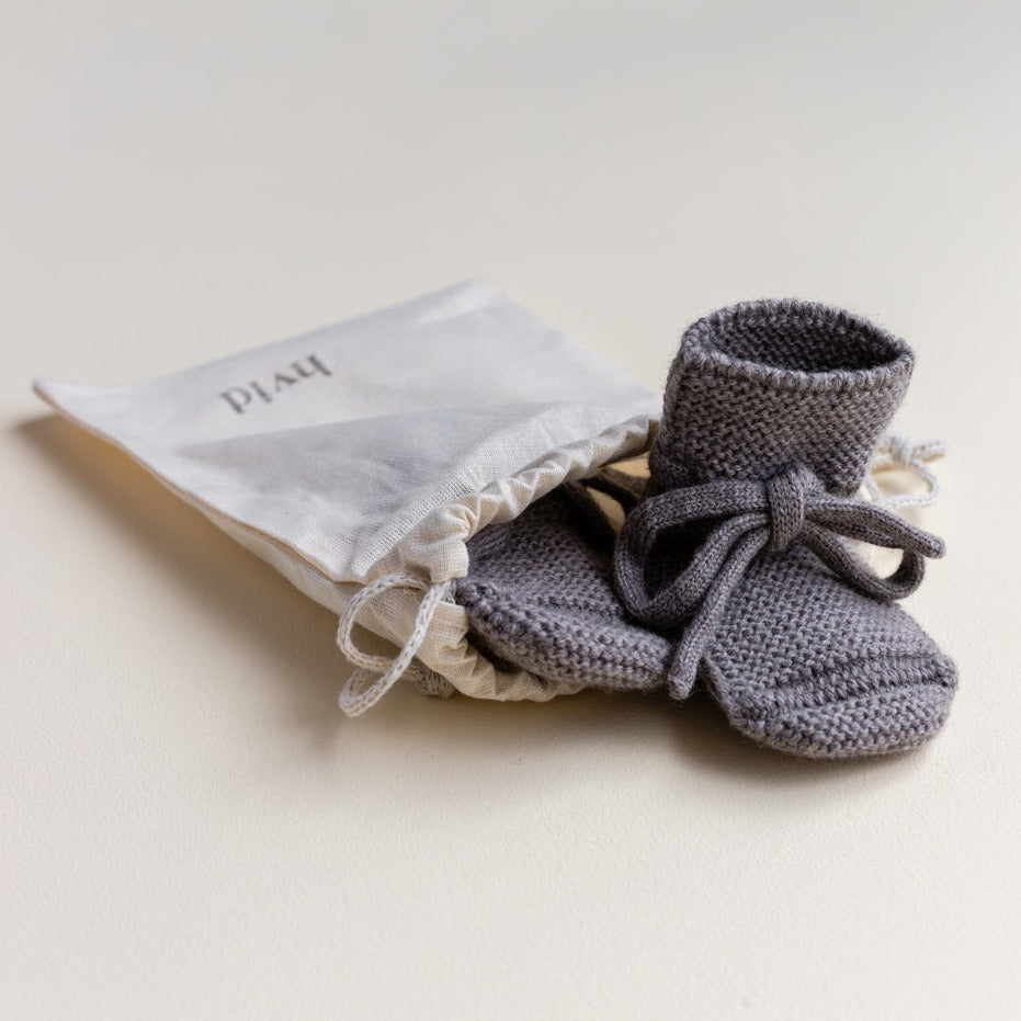 Gebreide booties voor baby's in de kleur otter van HVID.