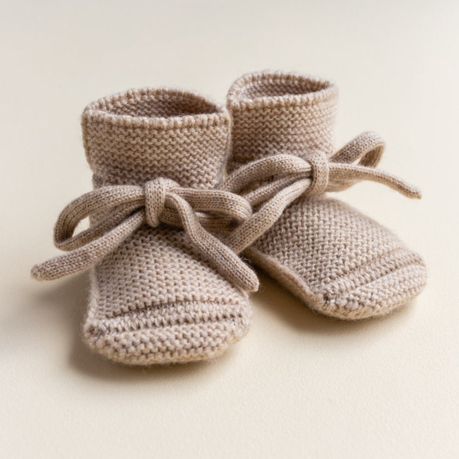 Gebreide booties voor baby's in de kleur sand van HVID.