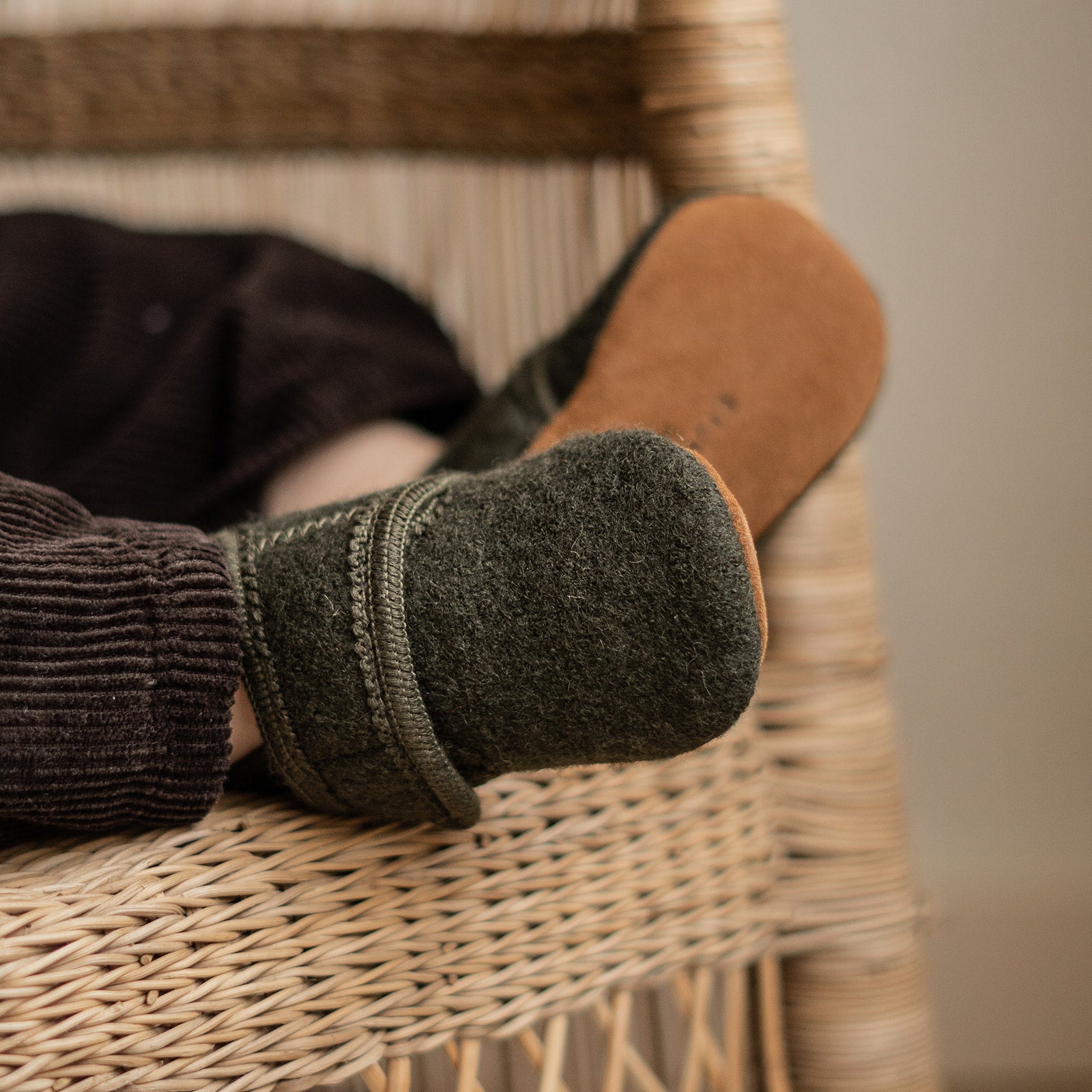 Babyslofjes wool Enfant in de kleur groen met klittenband sluiting voor baby's.