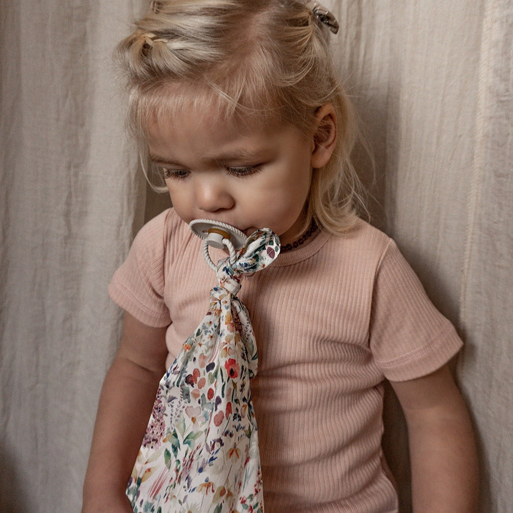 Speendoek gemaakt van Liberty Londen stof met floral print voor baby's.