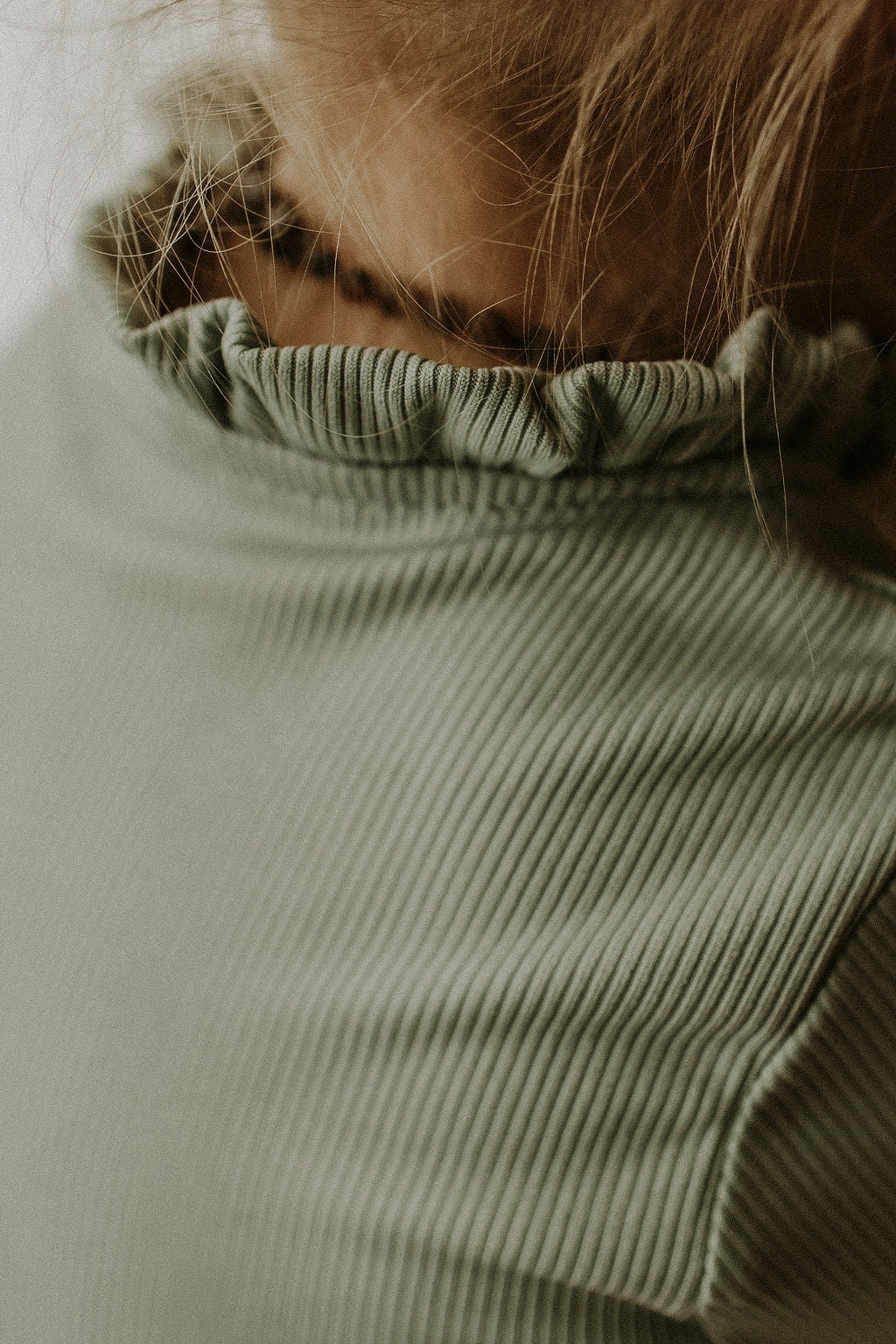 UV zwempak voor kinderen ter bescherming tegen de zon in het groen met lange mouwen..