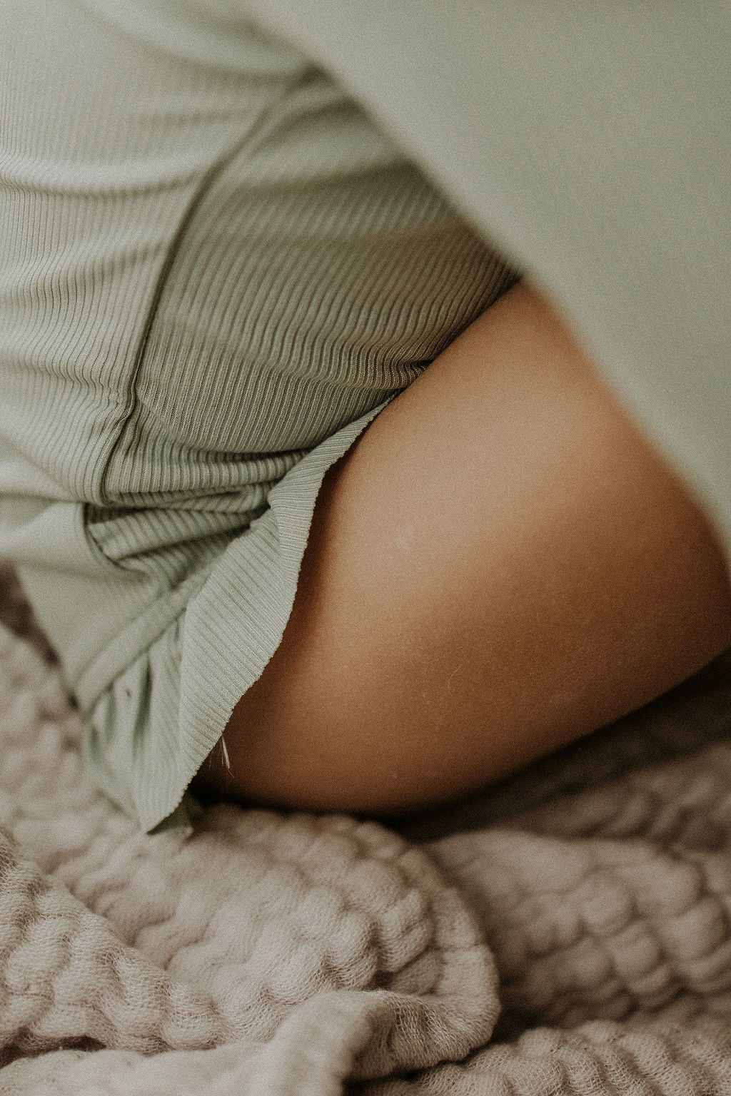 UV zwempak voor kinderen ter bescherming tegen de zon in het groen met lange mouwen..