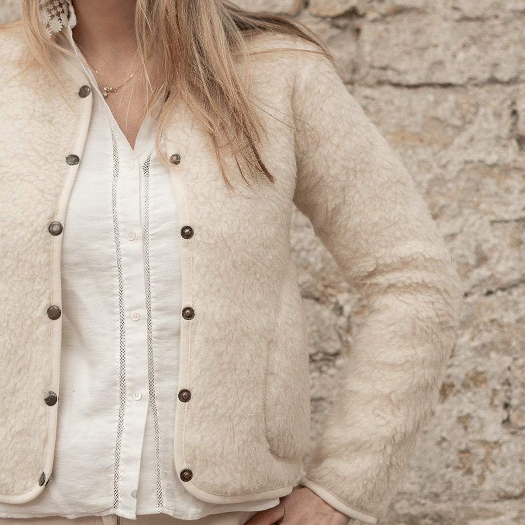 Volwassen vrouw draagt beige wollen mom jasje van Alwero lifestyle 2.