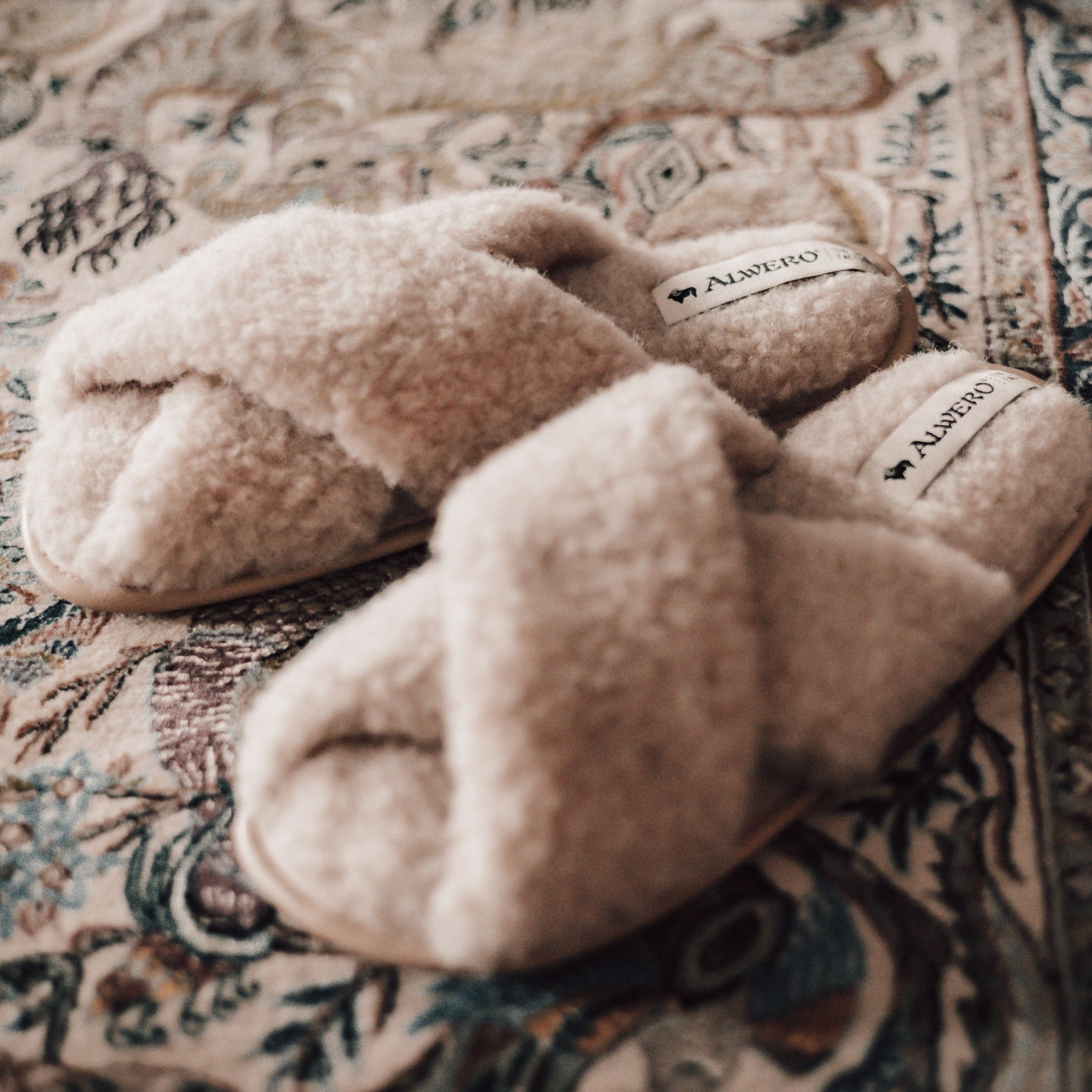 Wollen sloffen van het merk Alwero met kruislingse banden 