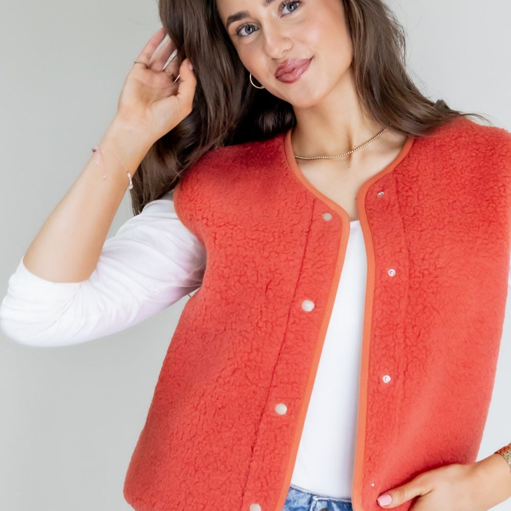 Alwero bodywarmer Tyb light aan bij vrouw voorkant