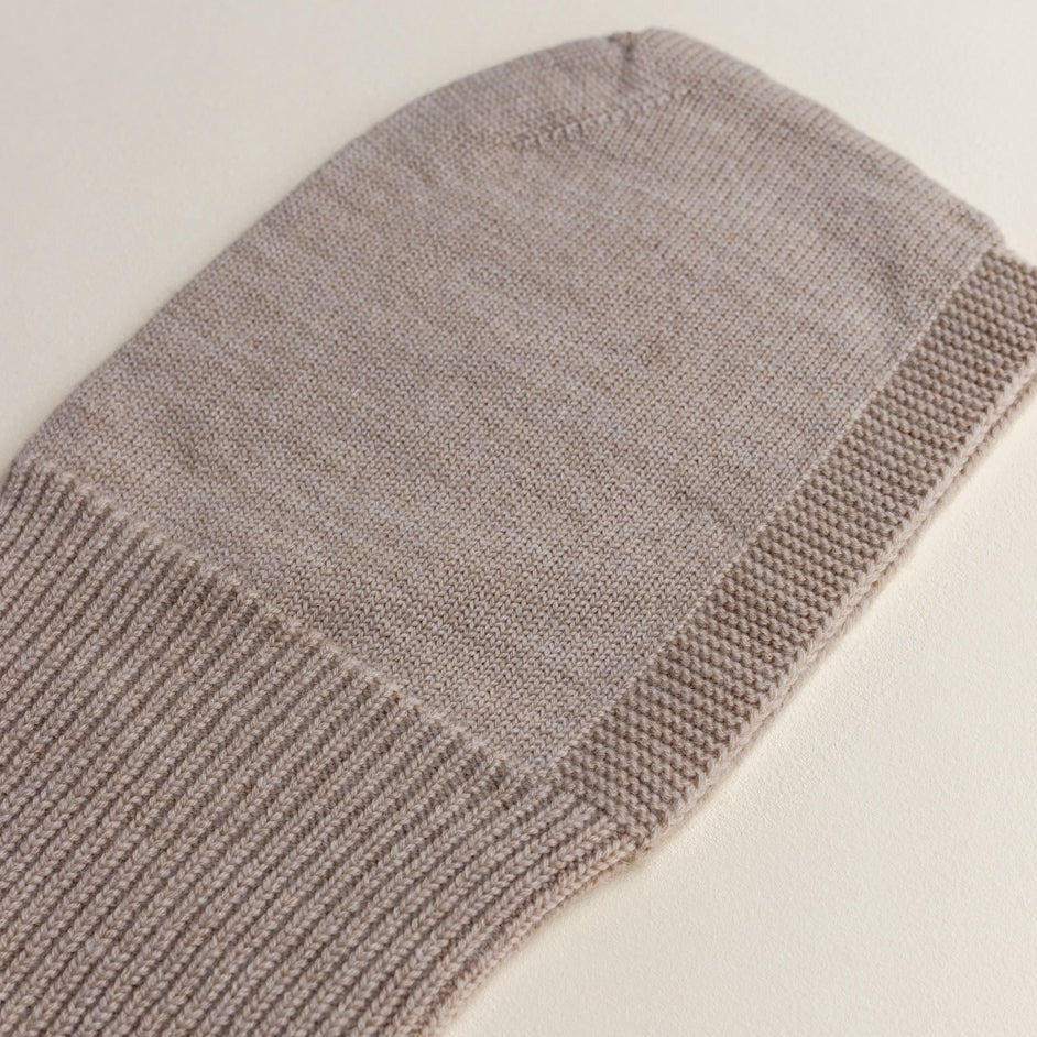 Balaclava / bivakmuts van je baby / kindje van het merk HVID gemaakt van breigoed in de kleur Sand.