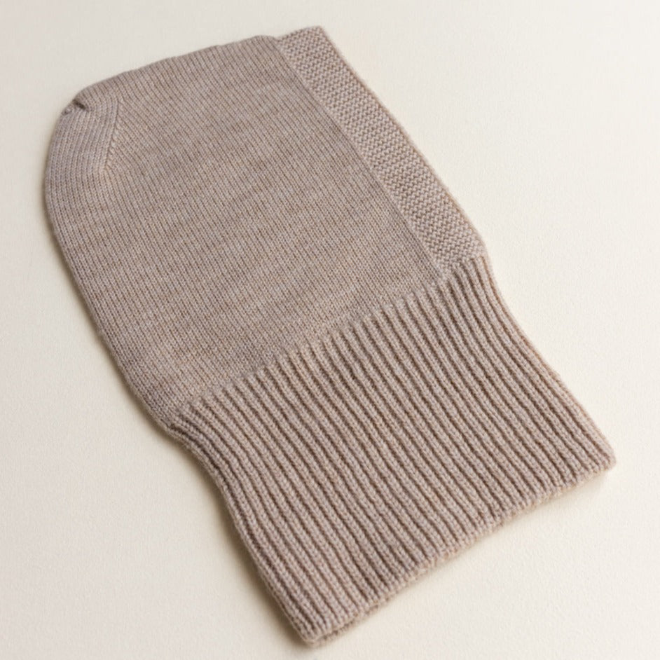 Balaclava / bivakmuts van je baby / kindje van het merk HVID gemaakt van breigoed in de kleur Sand.