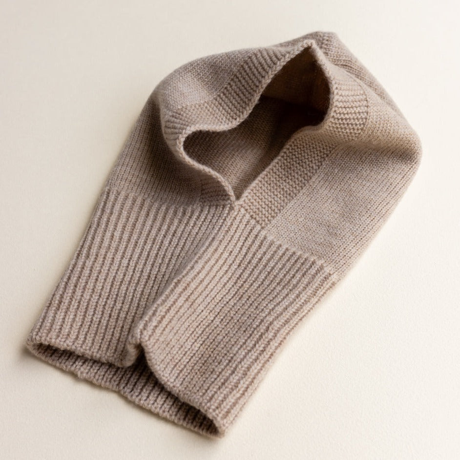 Balaclava / bivakmuts van je baby / kindje van het merk HVID gemaakt van breigoed in de kleur Sand.