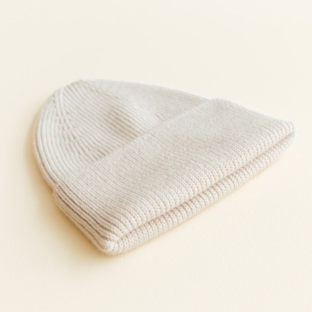 Cream beanie gebreid voor kids van HVID.