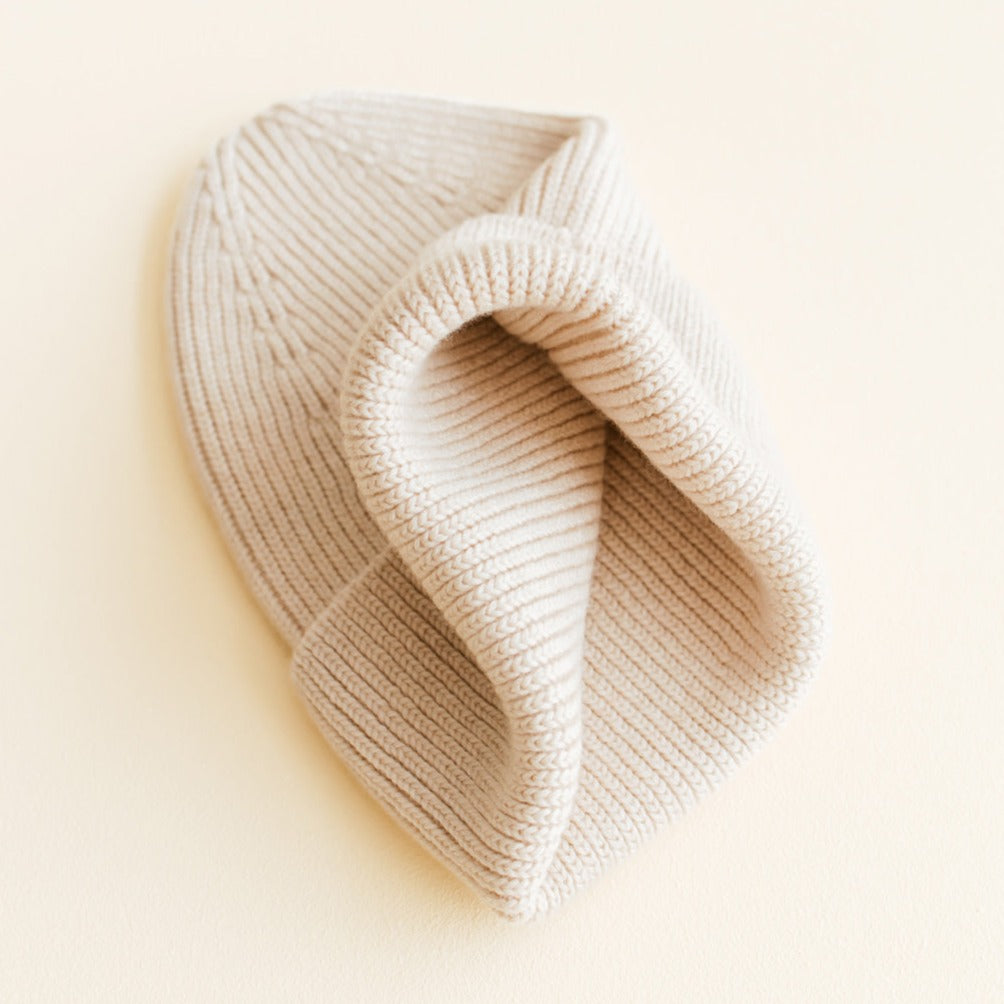 Cream beanie gebreid voor kids van HVID.