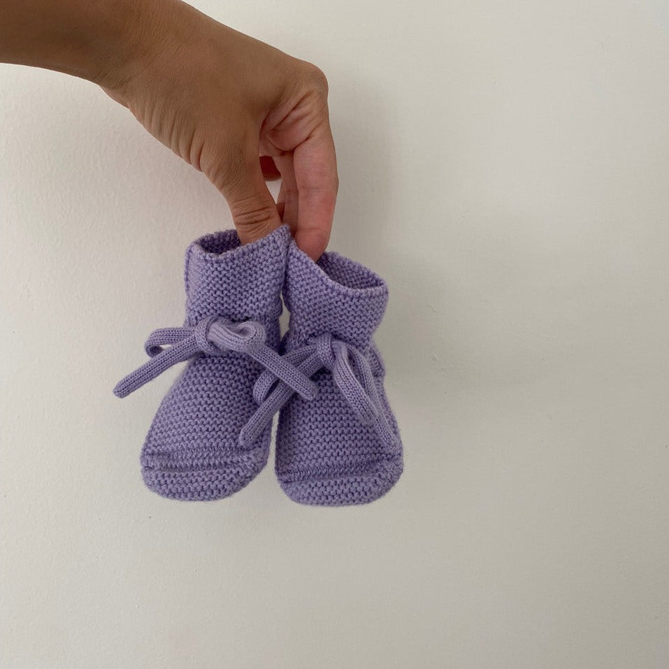 Gebreide booties voor baby's in de kleur Lilac van HVID witte achtergond klein.