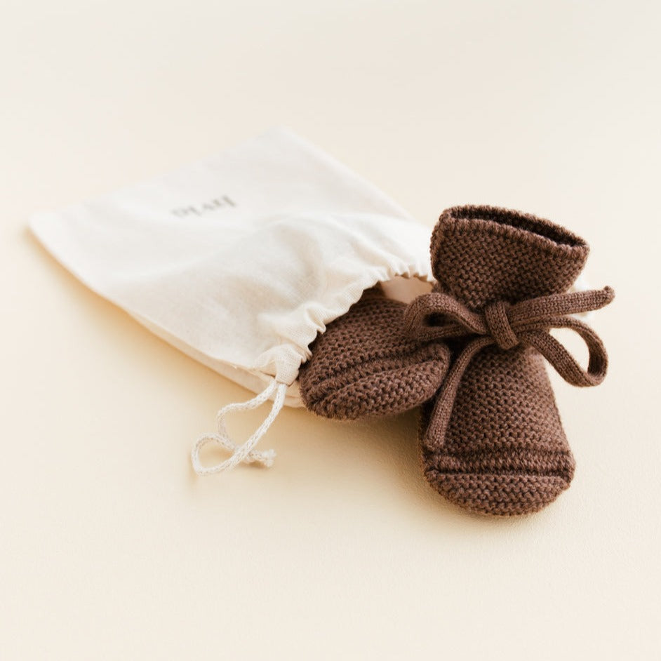 Gebreide booties voor baby's in de kleur Mocha van HVID.