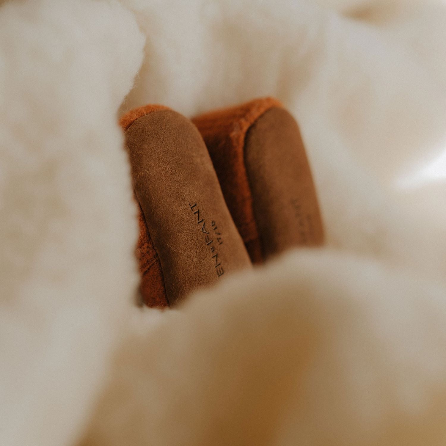 Babyslofjes caramel bruin close up