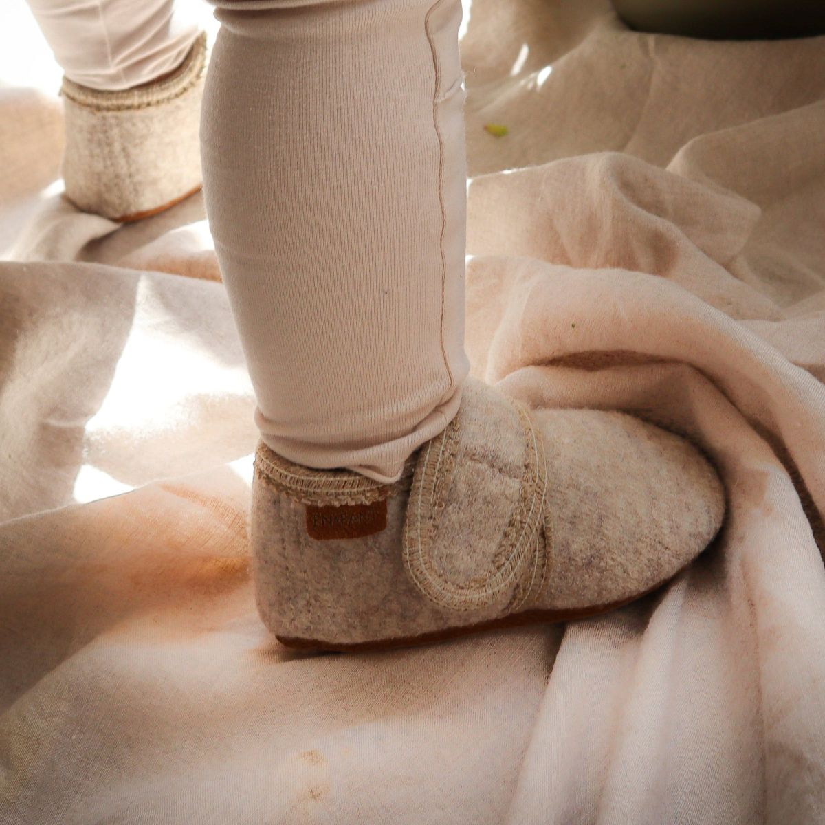 Babyslofjes wool Enfant in de kleur sand melange met klittenband sluiting voor baby's.