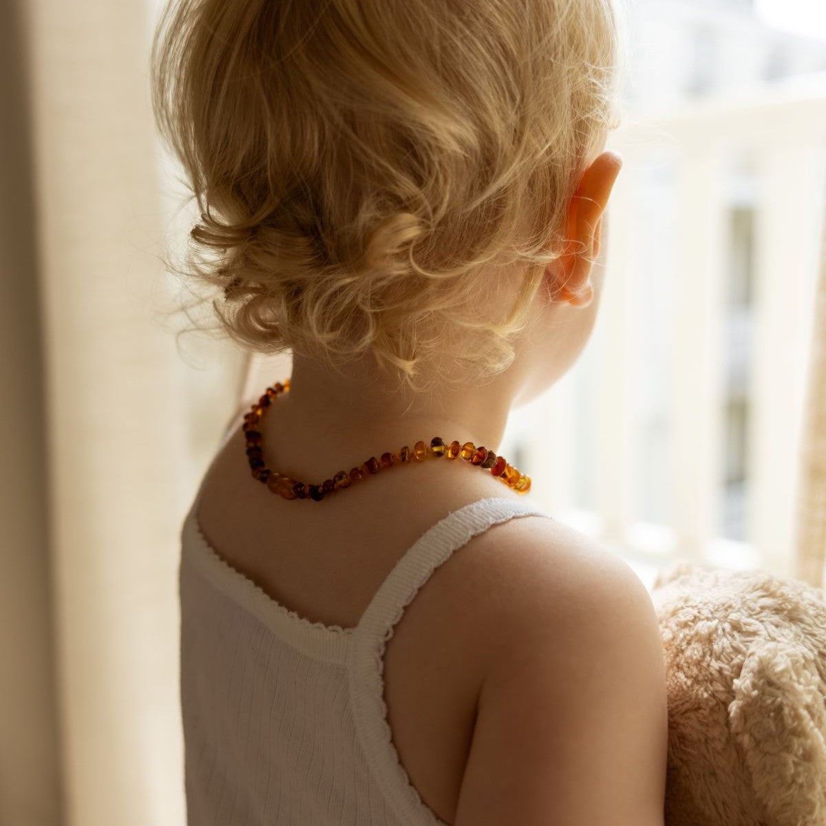 Kindje van achterzijde met Barnsteen ketting mix