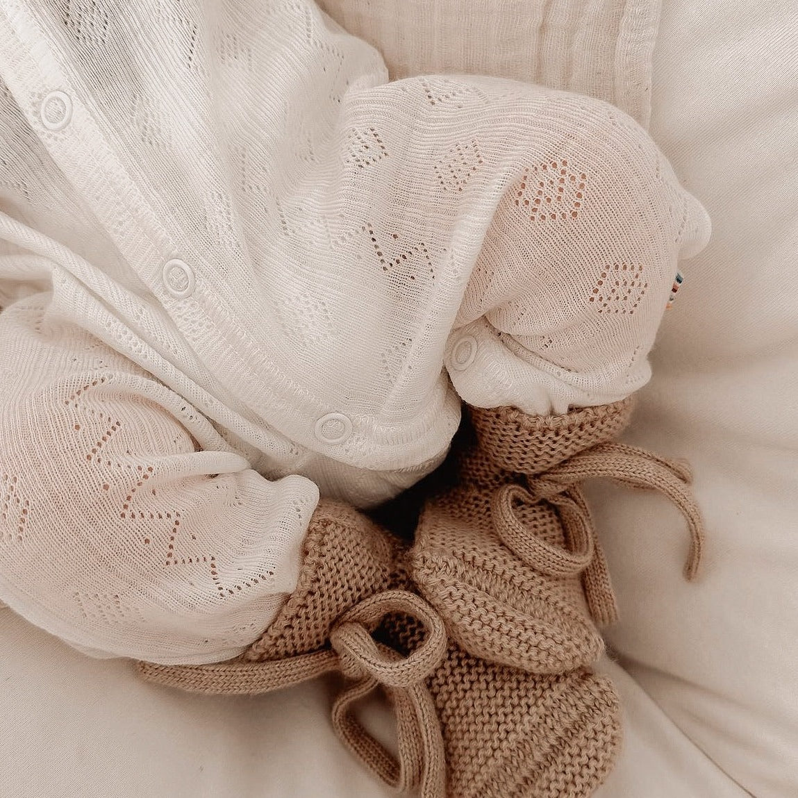 Gebreide booties voor baby's in de kleur sand van HVID lifestyle 2.