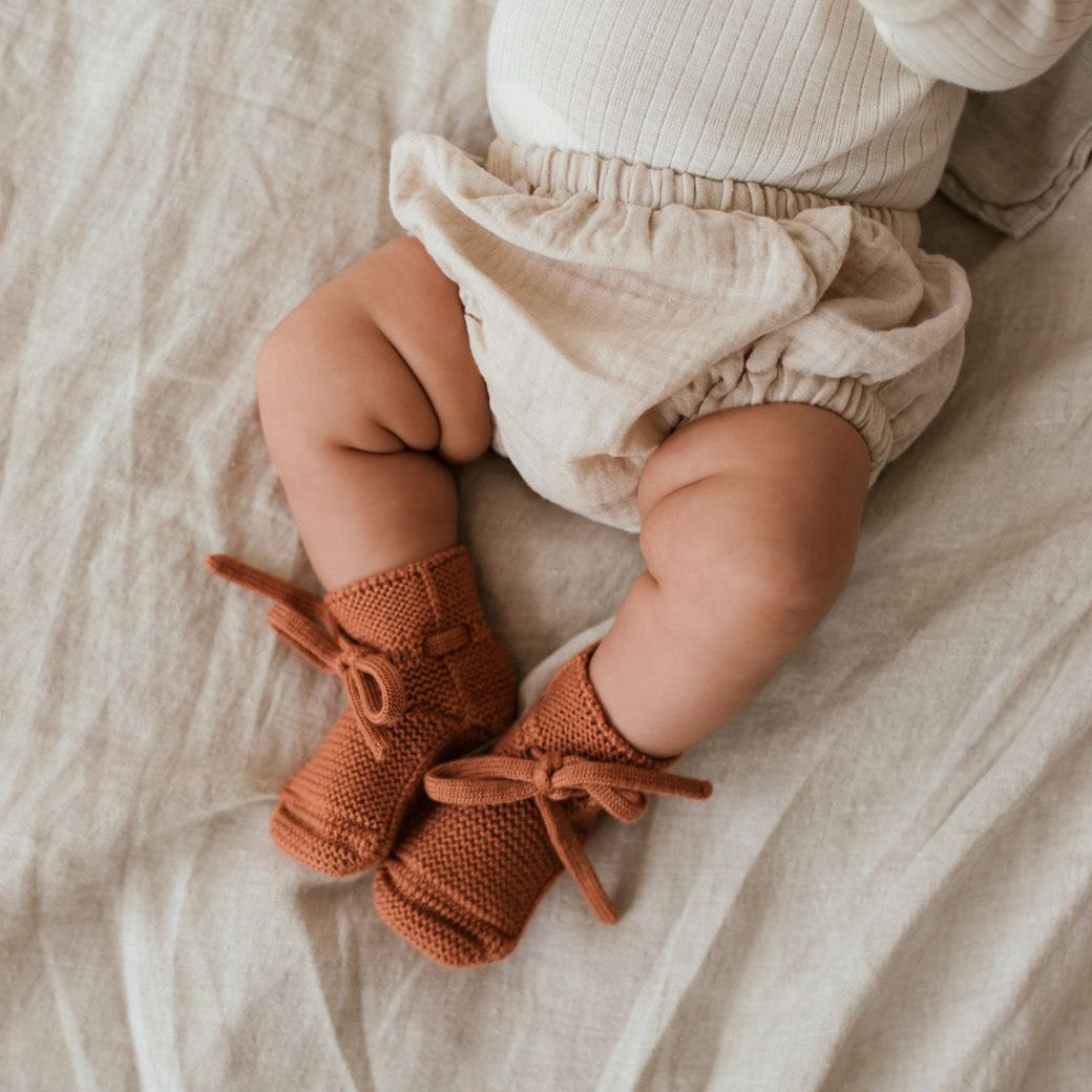 Baby aan met Booties brick Hvid