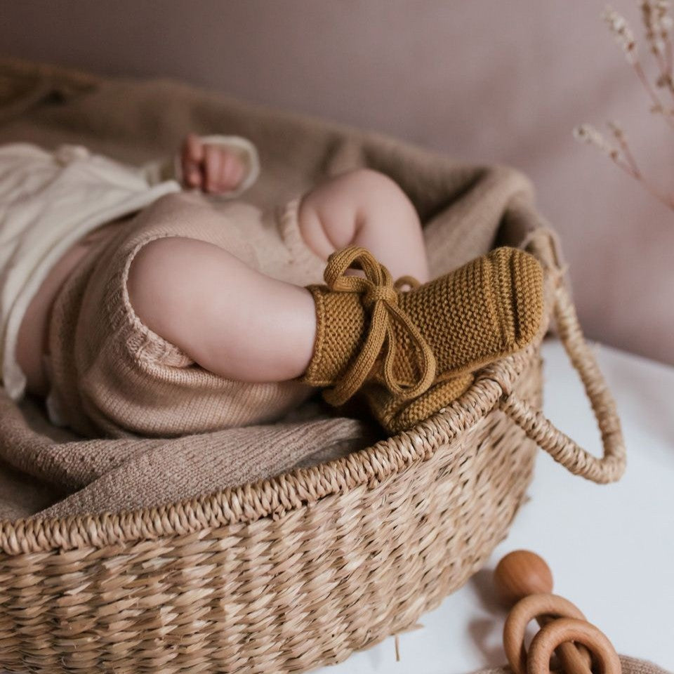 Baby aan met Booties ochre hvid