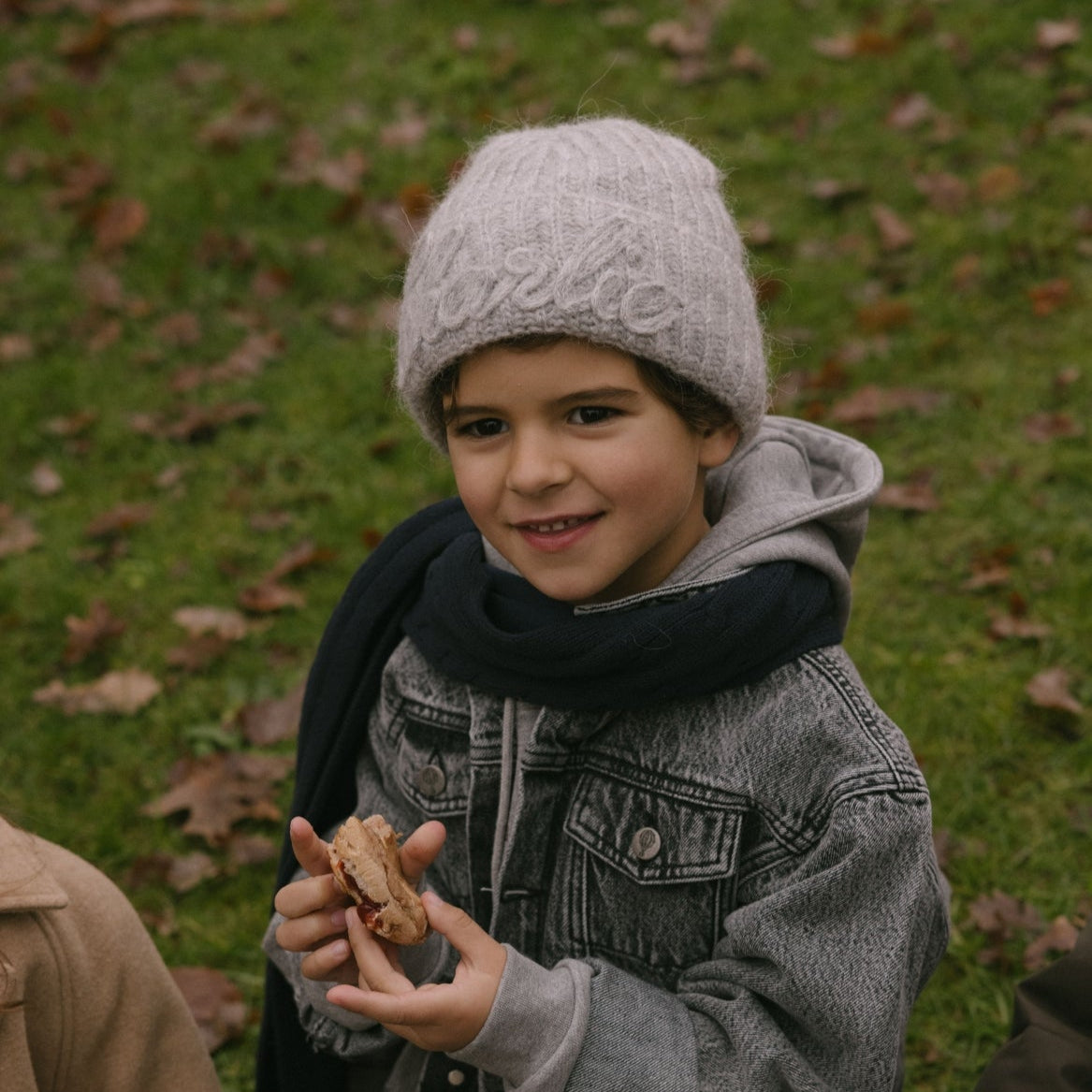 Charlie Petit Nouk beanie aan bij kindje