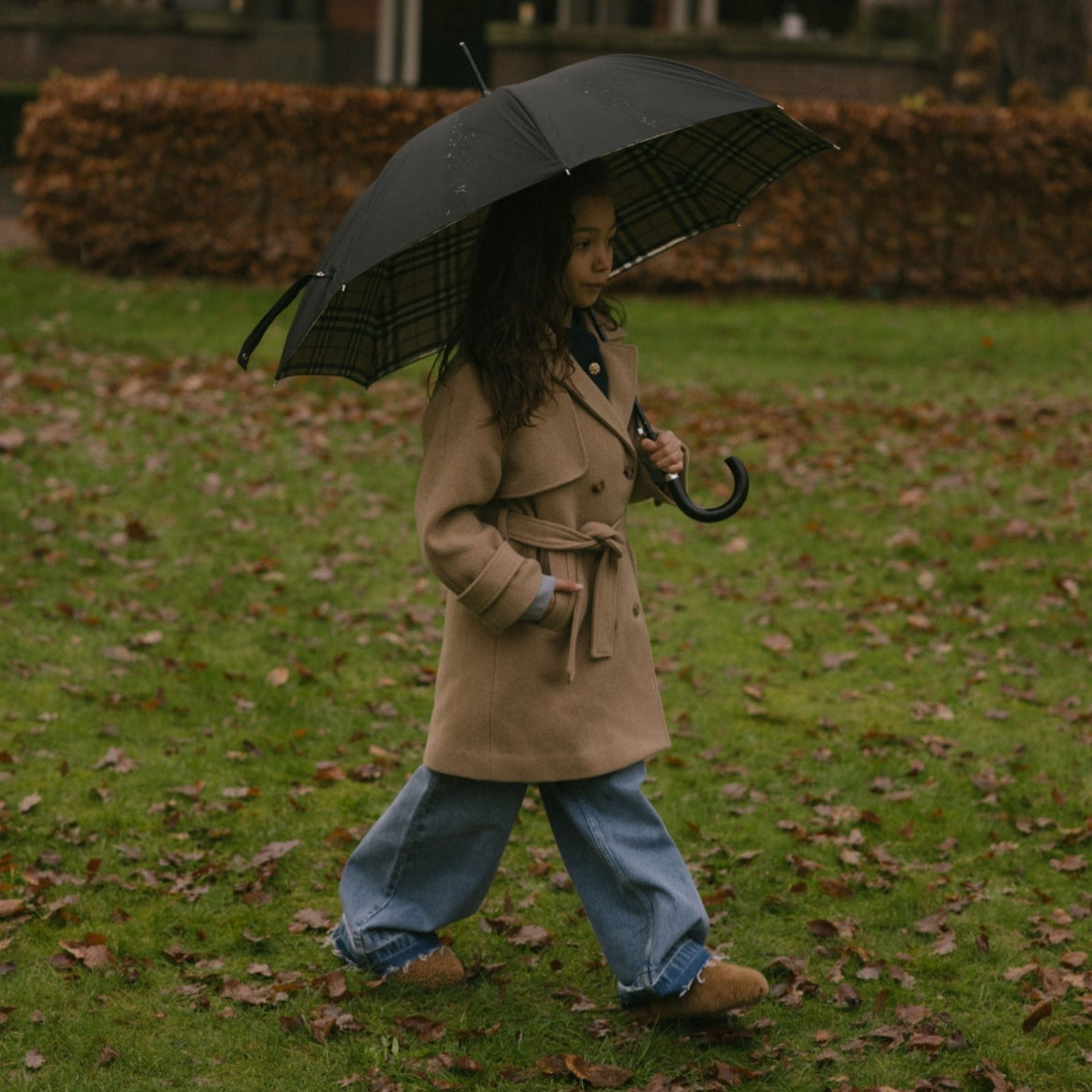 Charlie Petit isae flaired jeans aan bij meisje