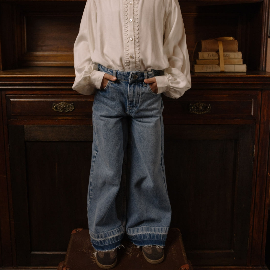 Charlie Petit isae flaired jeans aan bij meisje  