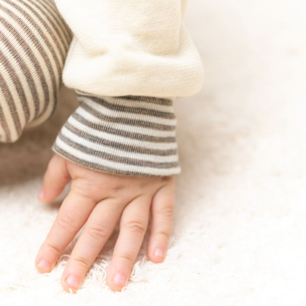 Wollen jasje met witte mouwen en bruine binnenkant van het merk Engel Natur. 