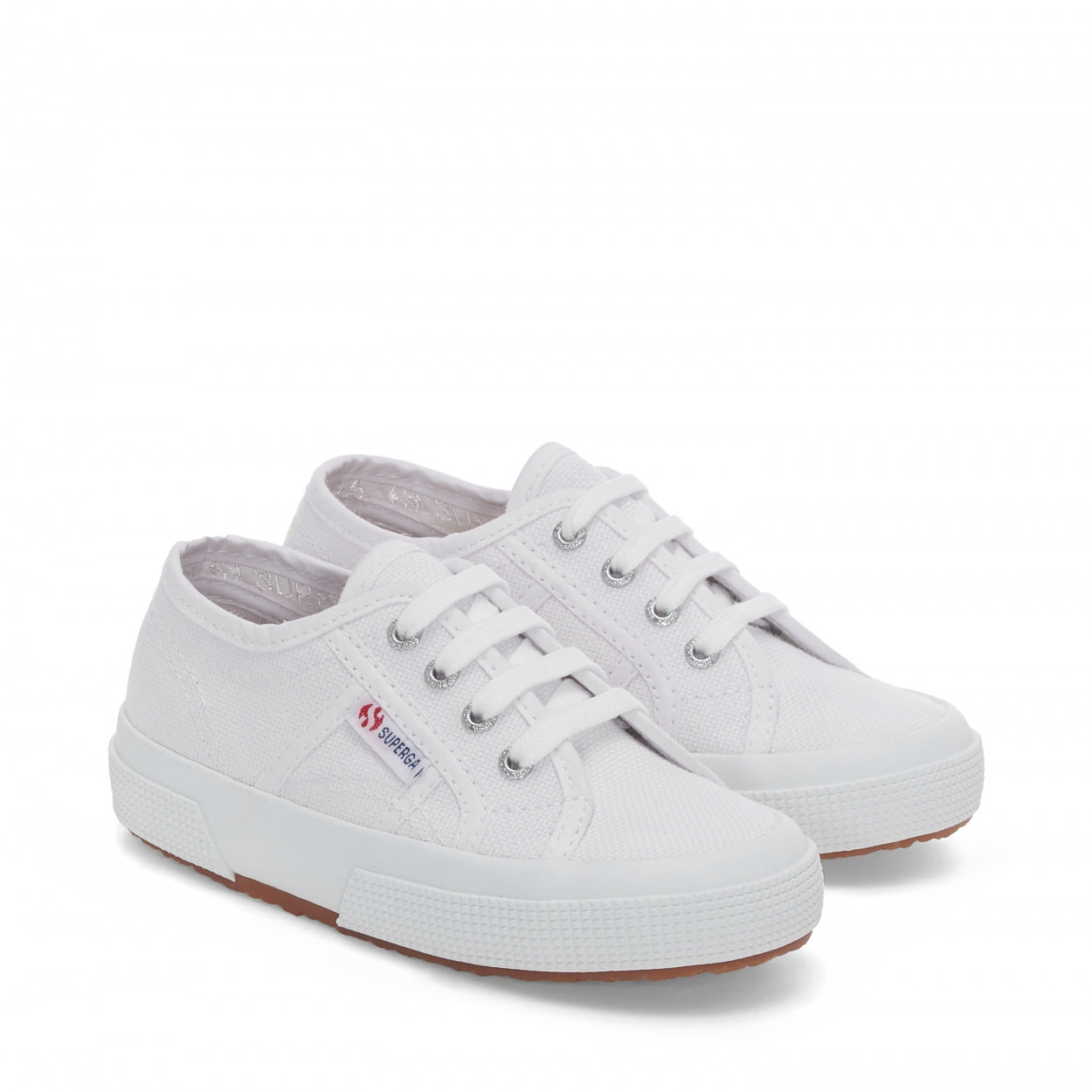 Classic white sneakers Superga voorkant. 
