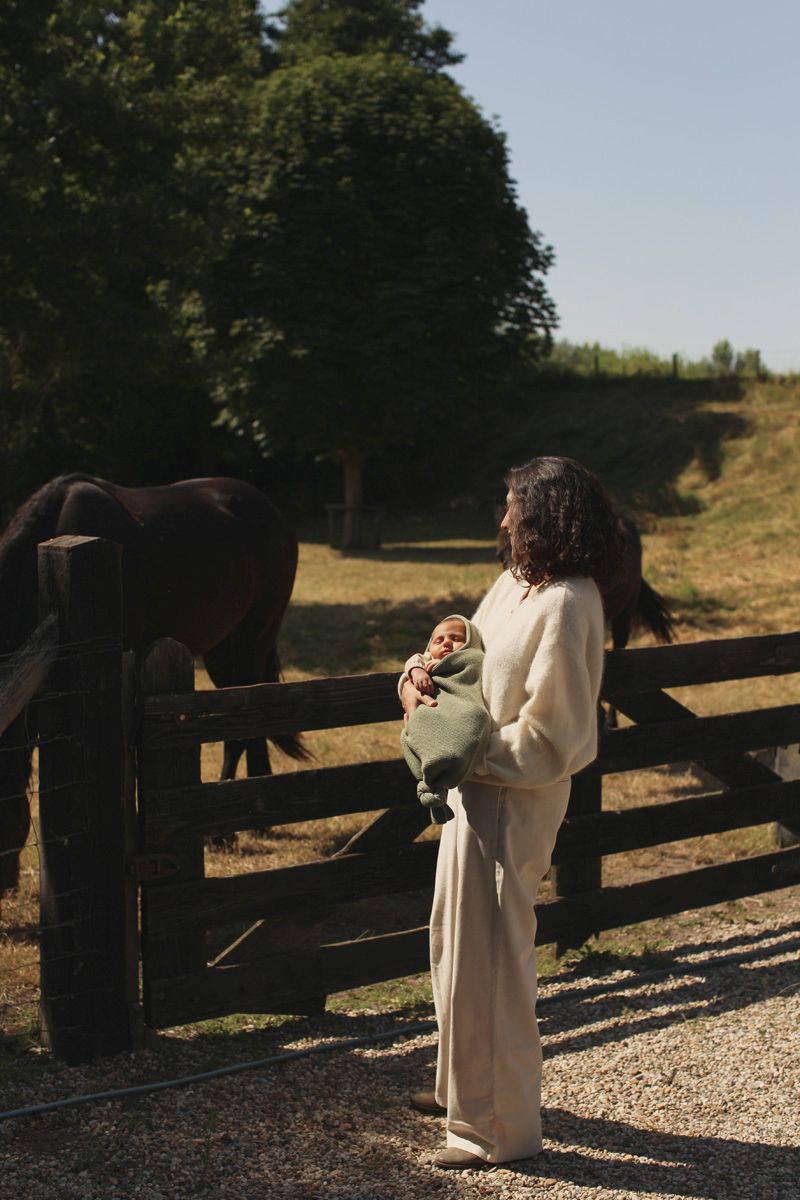 baby in Cocoon artichoke ver af hvid