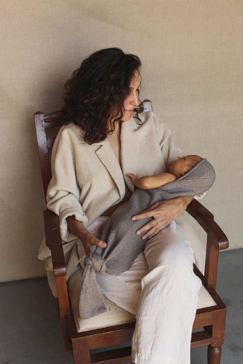 Vrouw met kindje in de Cocoon otter hvid