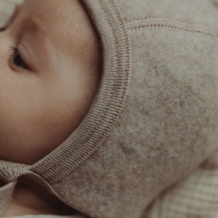 Fleece strikmutsje sand