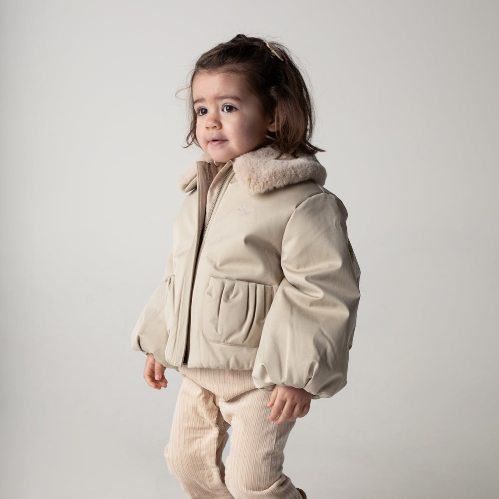 Donsje Jas bloci taupe aan bij meisje
