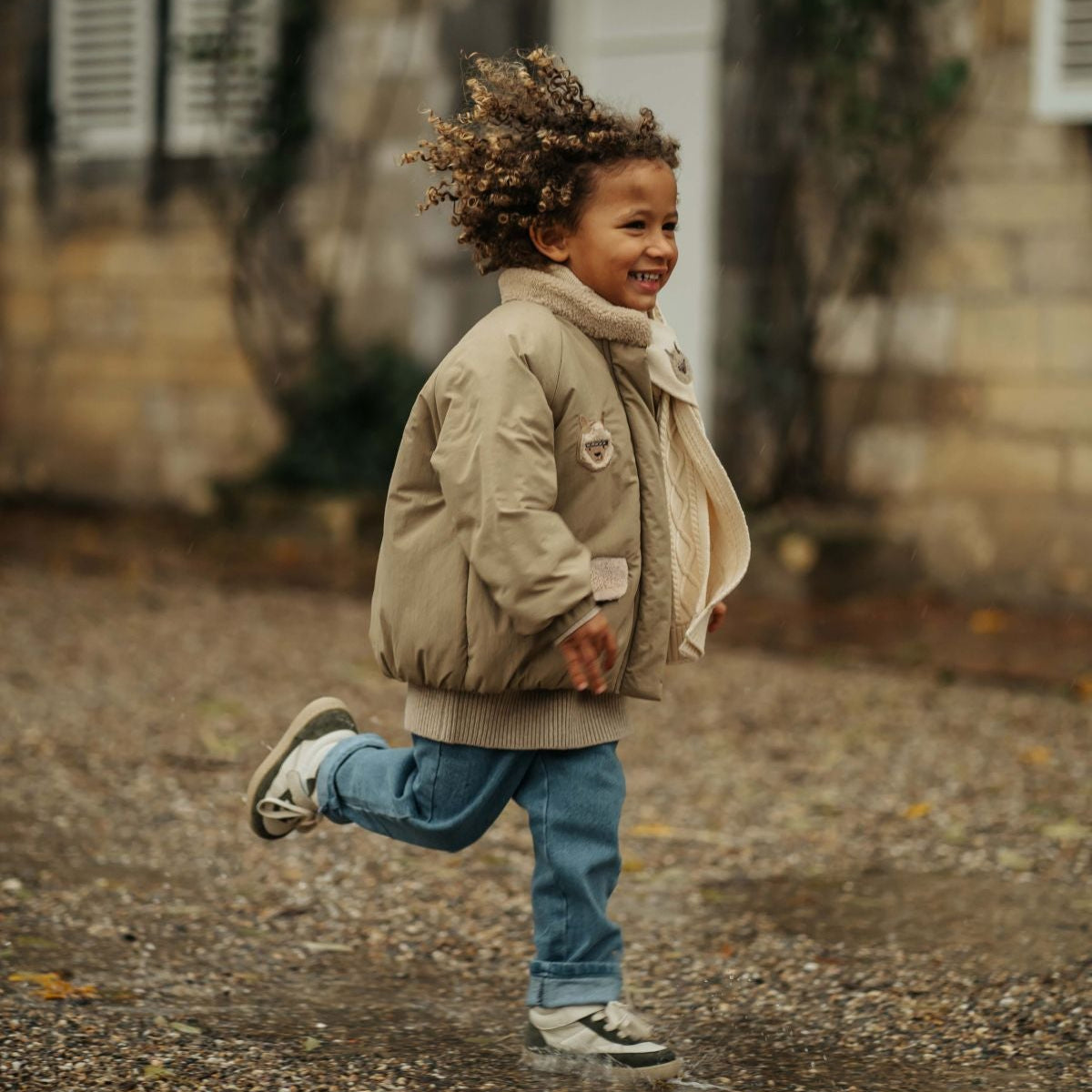 Donsje Jas oscor alpaca sesame aan bij jongen