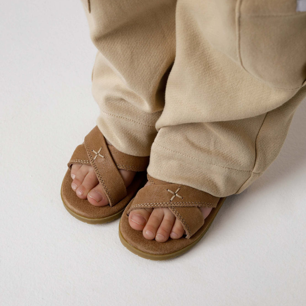 Jongetje met schoenen donsje otis sandals aan
