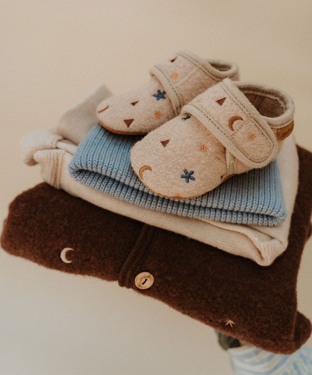 Chaussons de bébé beiges brodés édition limitée