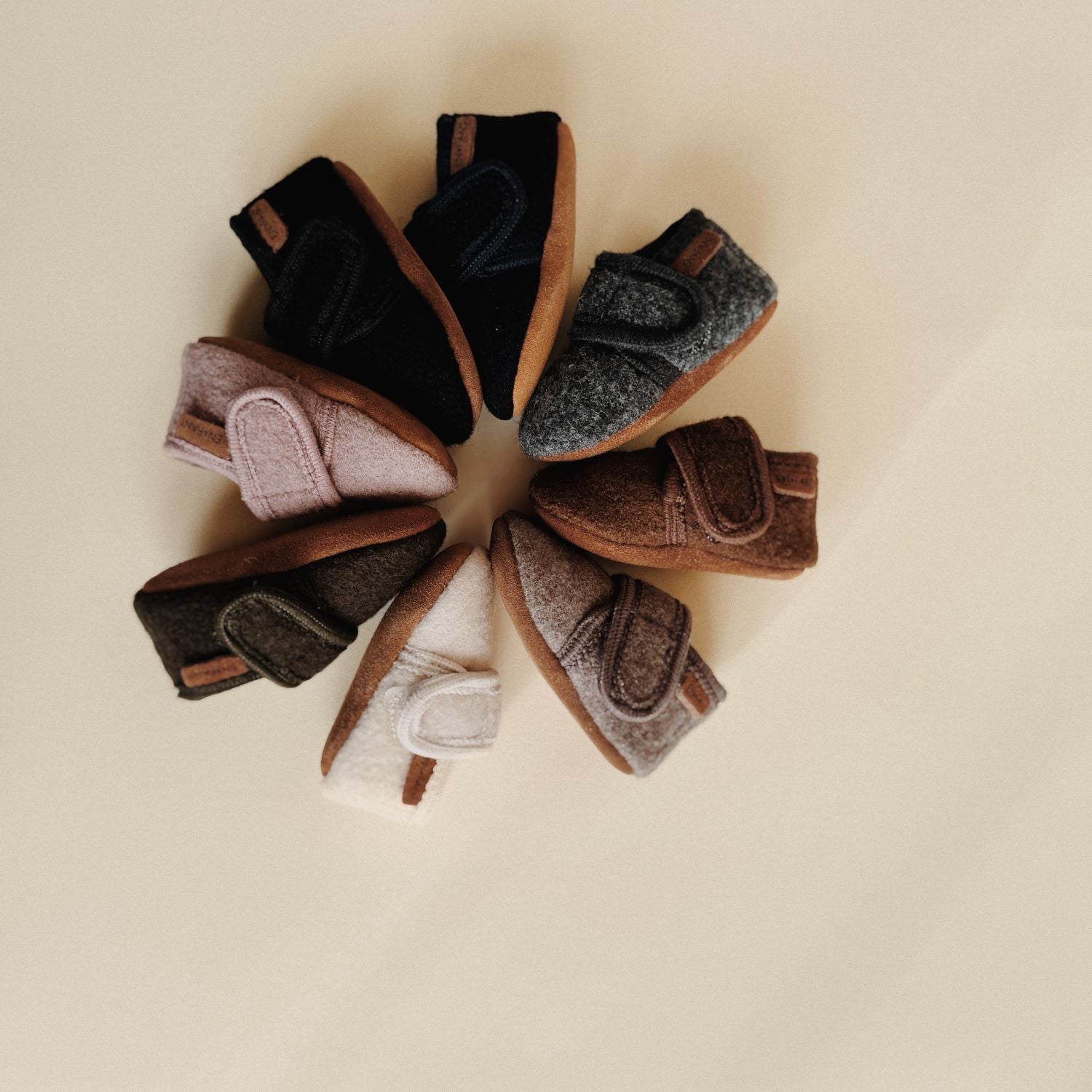 Babyslofjes Enfant alle kleuren in een cirkel. 